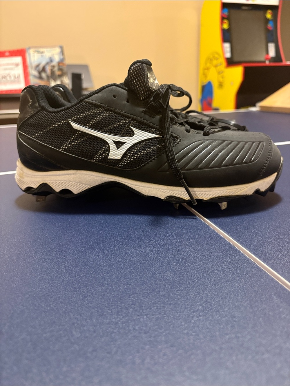 Mizuno Black and White women’s softball Cleats size 8.5